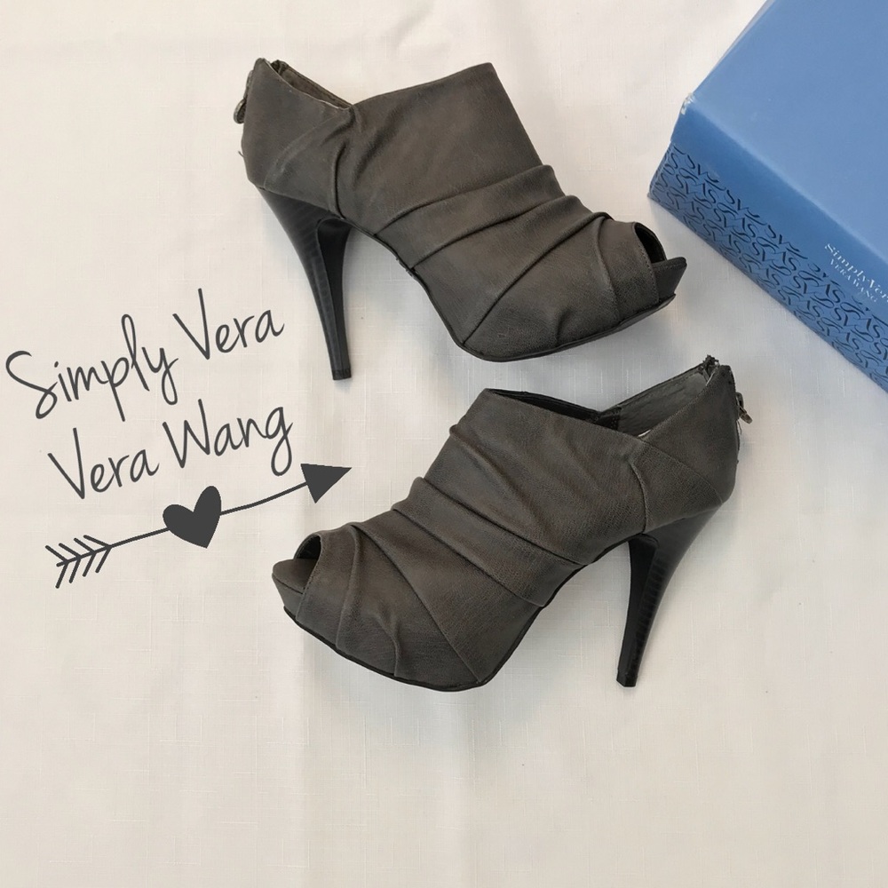 Simply Vera • Vera Wang Grey Heels